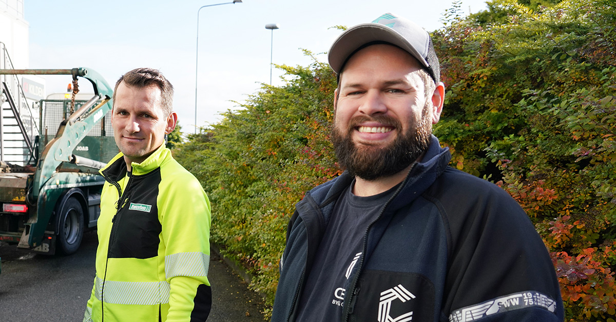 LEVERER: Daian Jezak (t.v), sjåfør i Franzefoss har akkurat fått på plass to containere til Cenco Bygg og montage, som er i gang med å montere en ny Normal-butikk på Kilden kjøpesenter. Teamleder i Cenco Bygg og Montage, Kjell Erik Kjos, er avhengig av god avfallshåndtering.