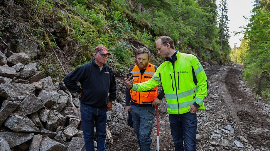 Skogeier Øyvind Hagen Ekeberg,Anders Storrustemoen, veiplanlegger i Viken Skog, Erik Finboe Skogrand, salgsansvarlig i Franzefoss Pukk