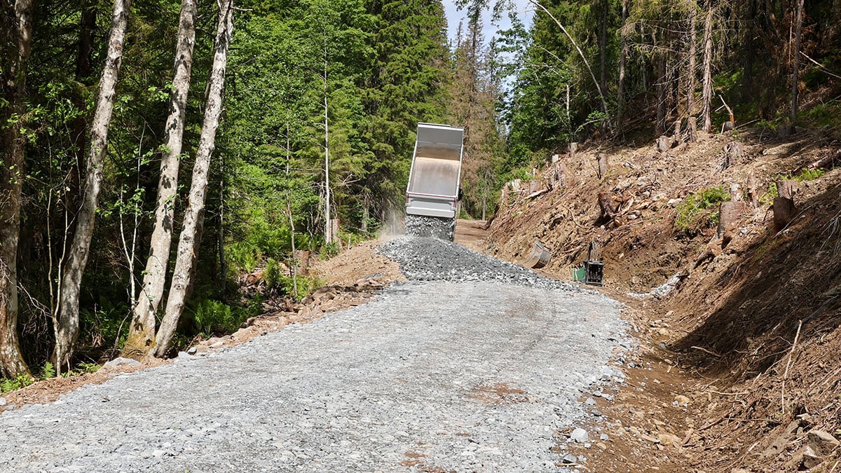 Ombruksstein fra Franzefoss gir nytt liv til gammel skogsbilvei&nbsp;