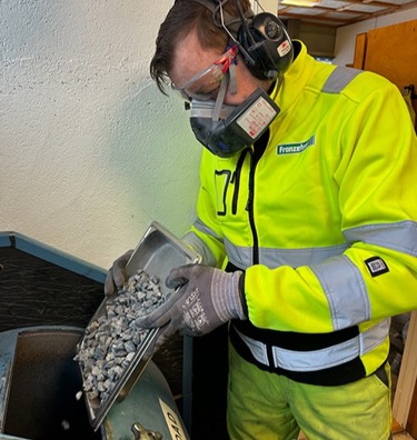 Nikolay Ivakhnov, laborant ved Franzefoss Pukk avd. Steinskogen tester mekaniske egenskaper som hardhet og sliteevne. Testene ga svært positive funn.